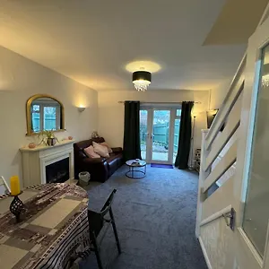 Comfortable Away From Home, Spacious 2 Bedroom Town House,self Catering, Free Parking, Walking Distance To Town Centre Cheltenham